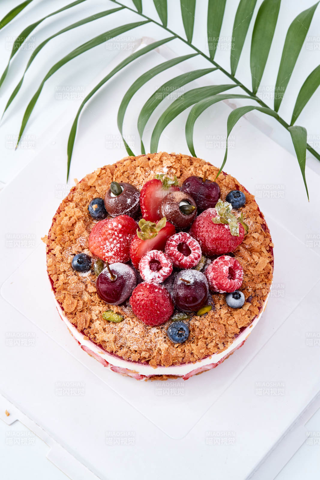 鲜水果点缀的鲜奶慕斯草莓烤坚果生日蛋糕图片