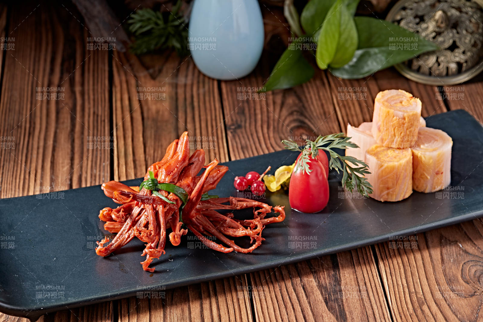 韩国泡菜配飘香卤味鸭舌图片