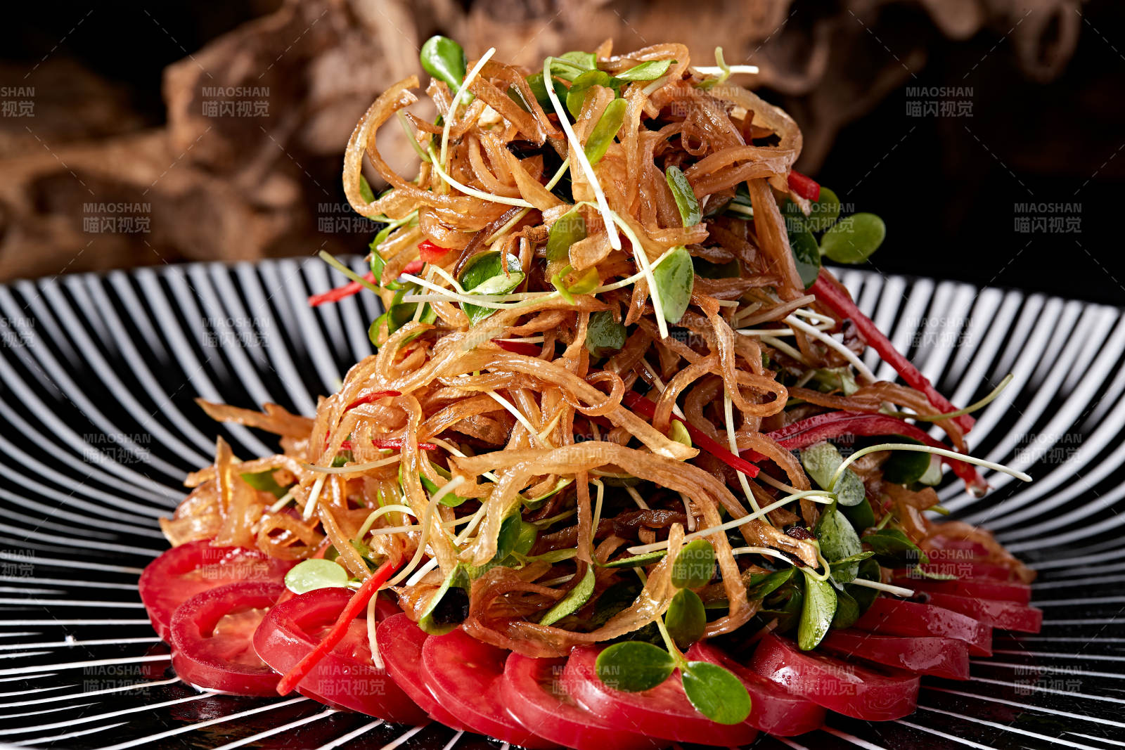 香椿苗炝拌杏鲍菇丝配圣女果图片