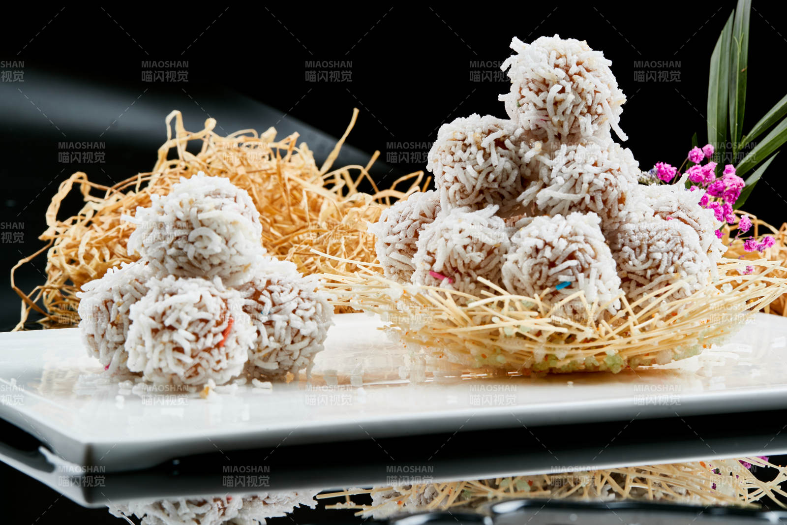 白色瓷盘装的的酥炸糯米猪肉丸图片