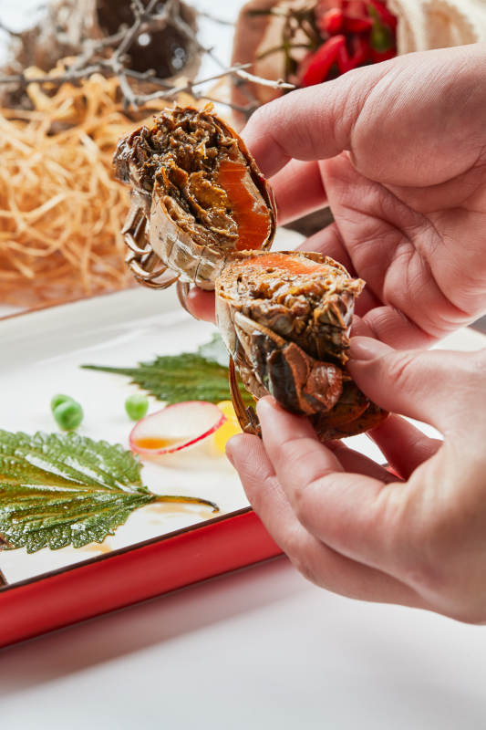 精美餐具装的风味糟醉阳澄湖大闸蟹图片