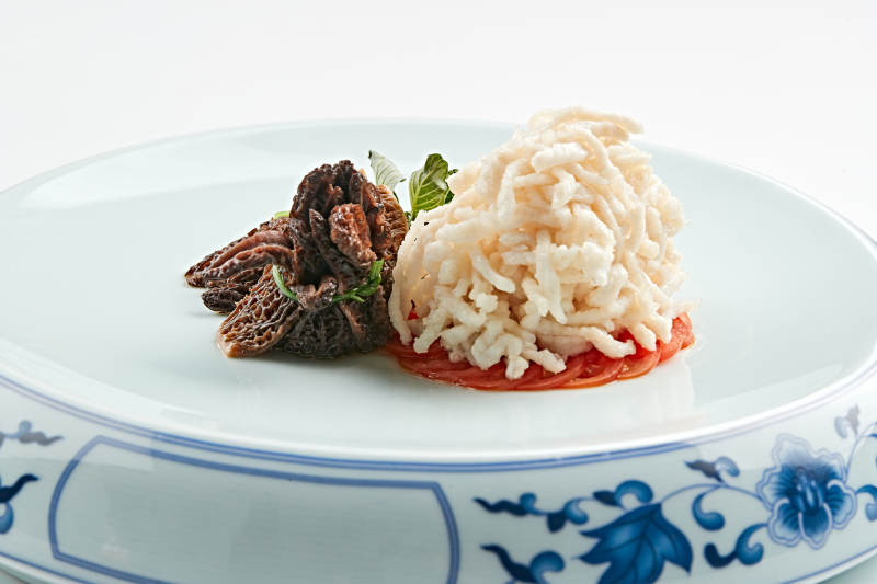 青花瓷盘装的清煮鸡丝配羊肚菌图片