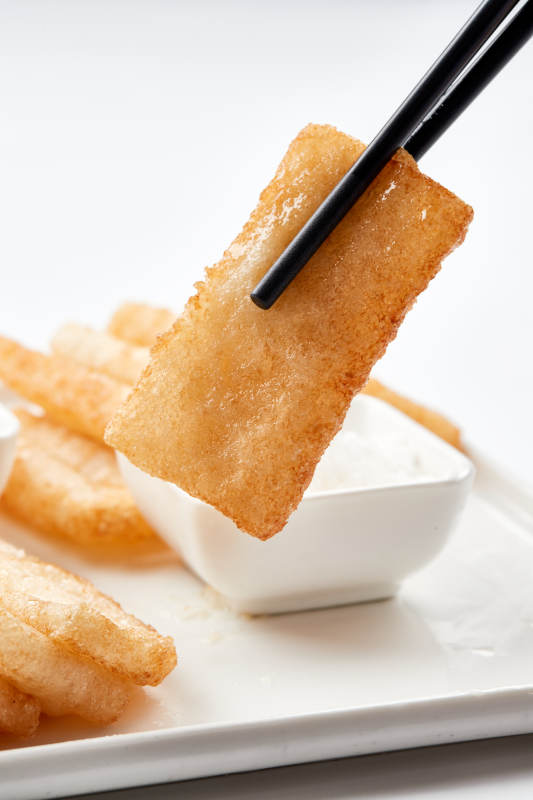 白色瓷盘装的美味香炸糯米糍粑图片