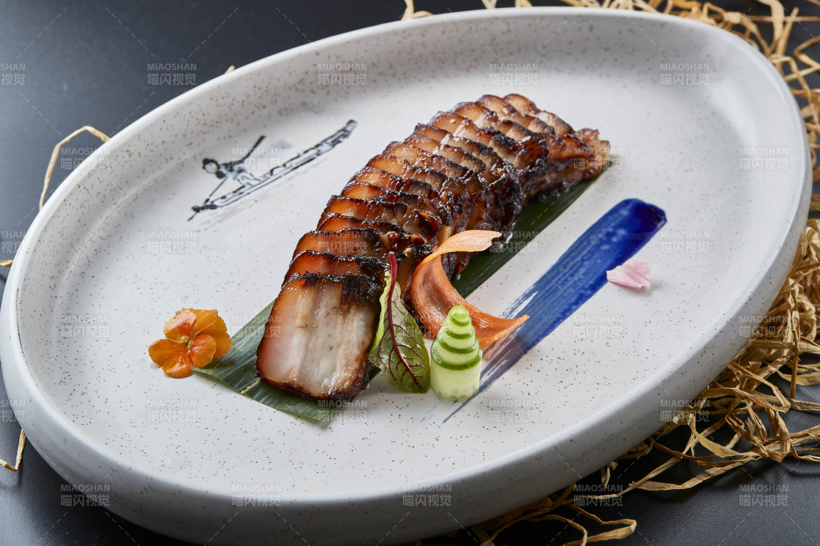 精美餐具装的秘制广味叉烧肉图片