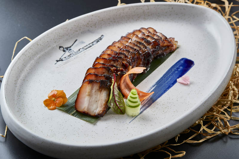 精美餐具装的秘制广味叉烧肉图片