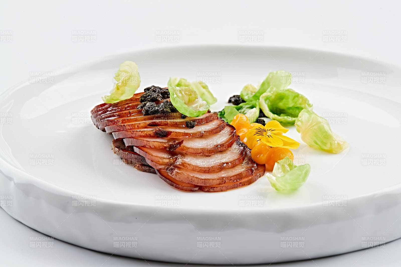 白色瓷盘装的富贵秘制叉烧肉图片