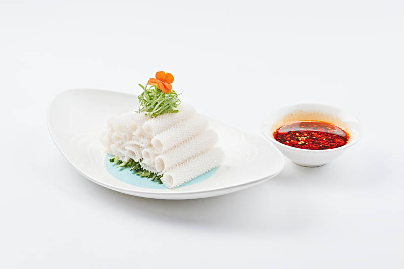 白色瓷盘装的红油墨鱼卷图片