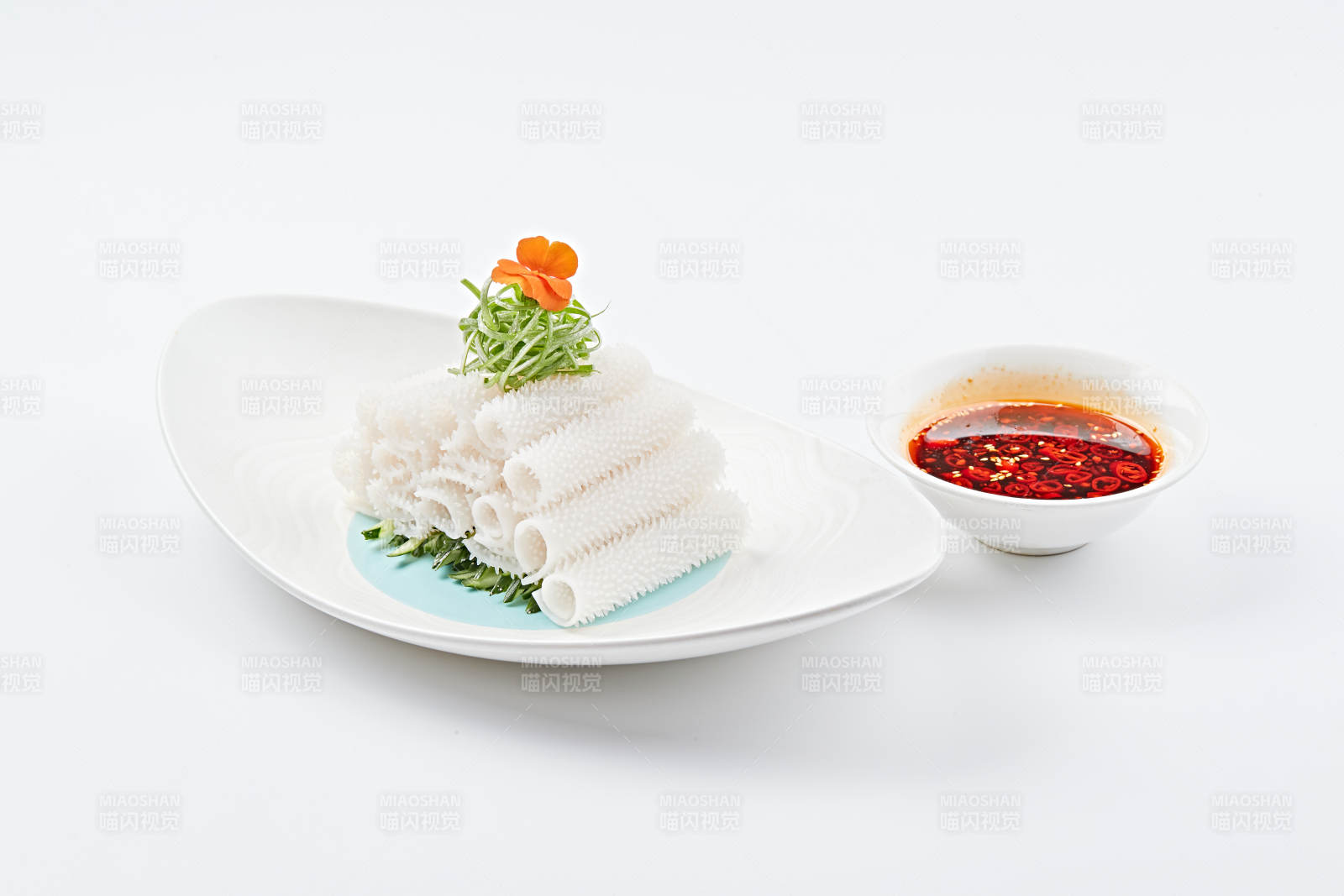 白色瓷盘装的红油墨鱼卷图片