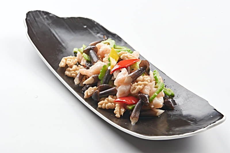 精美餐具装的鸡枞菌鲜桃仁小炒大虾仁图片