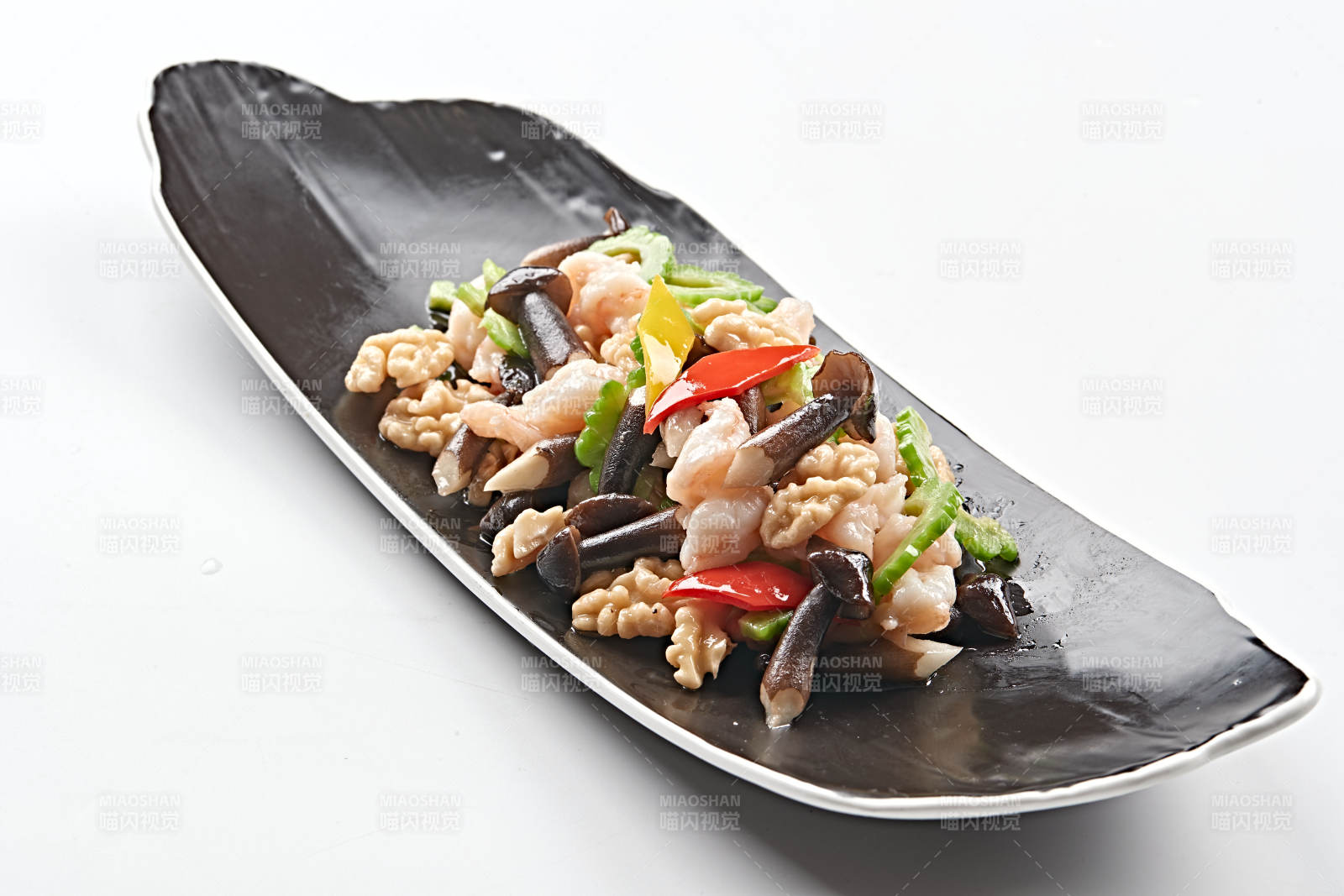 精美餐具装的鸡枞菌鲜桃仁小炒大虾仁图片