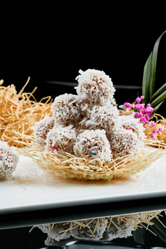 白色瓷盘装的的酥炸糯米猪肉丸图片