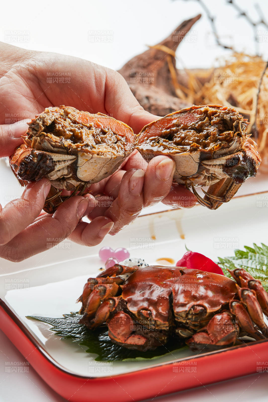 精美餐具装的风味糟醉阳澄湖大闸蟹图片