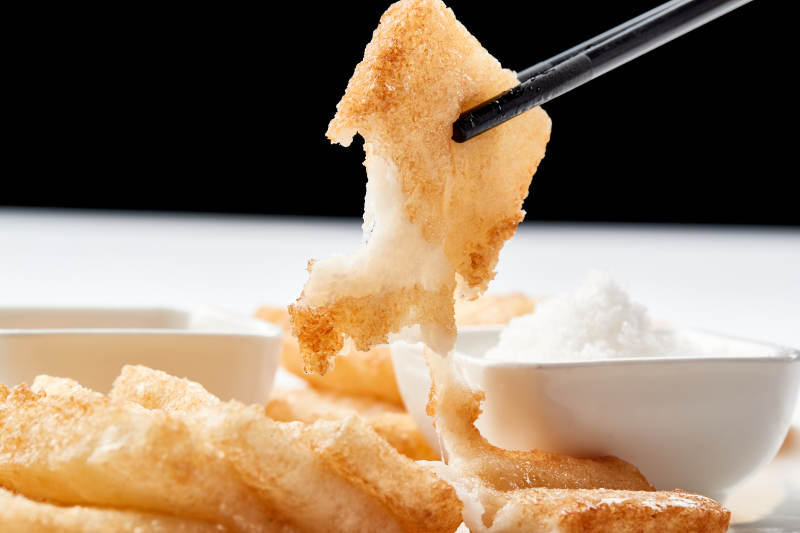 白色瓷盘装的美味香炸糯米糍粑图片