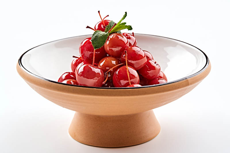 精美餐具装的野蜂蜜腌渍海棠果图片