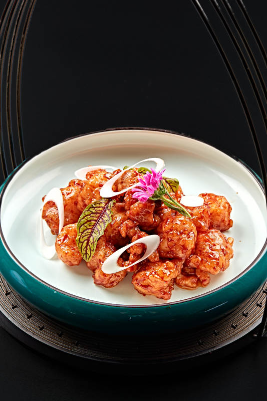 精美餐具装的冀菜风味鸡里蹦图片