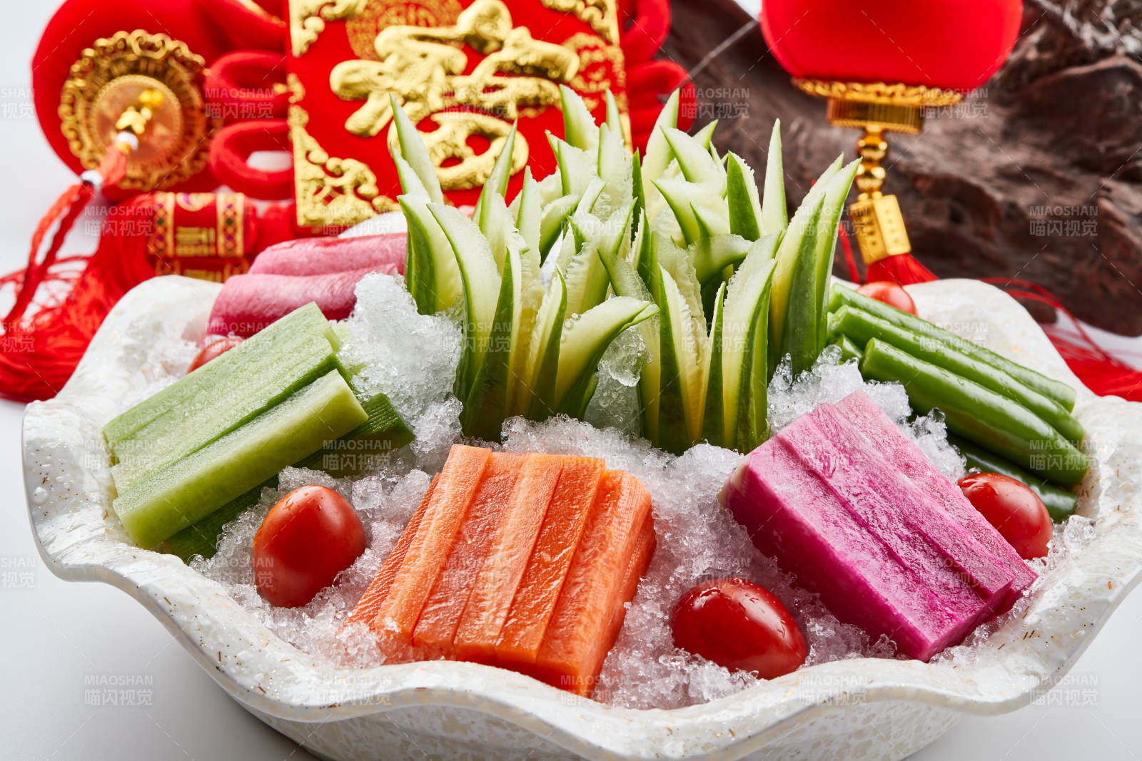 布满碎冰的餐具装的新鲜时蔬拼盘图片