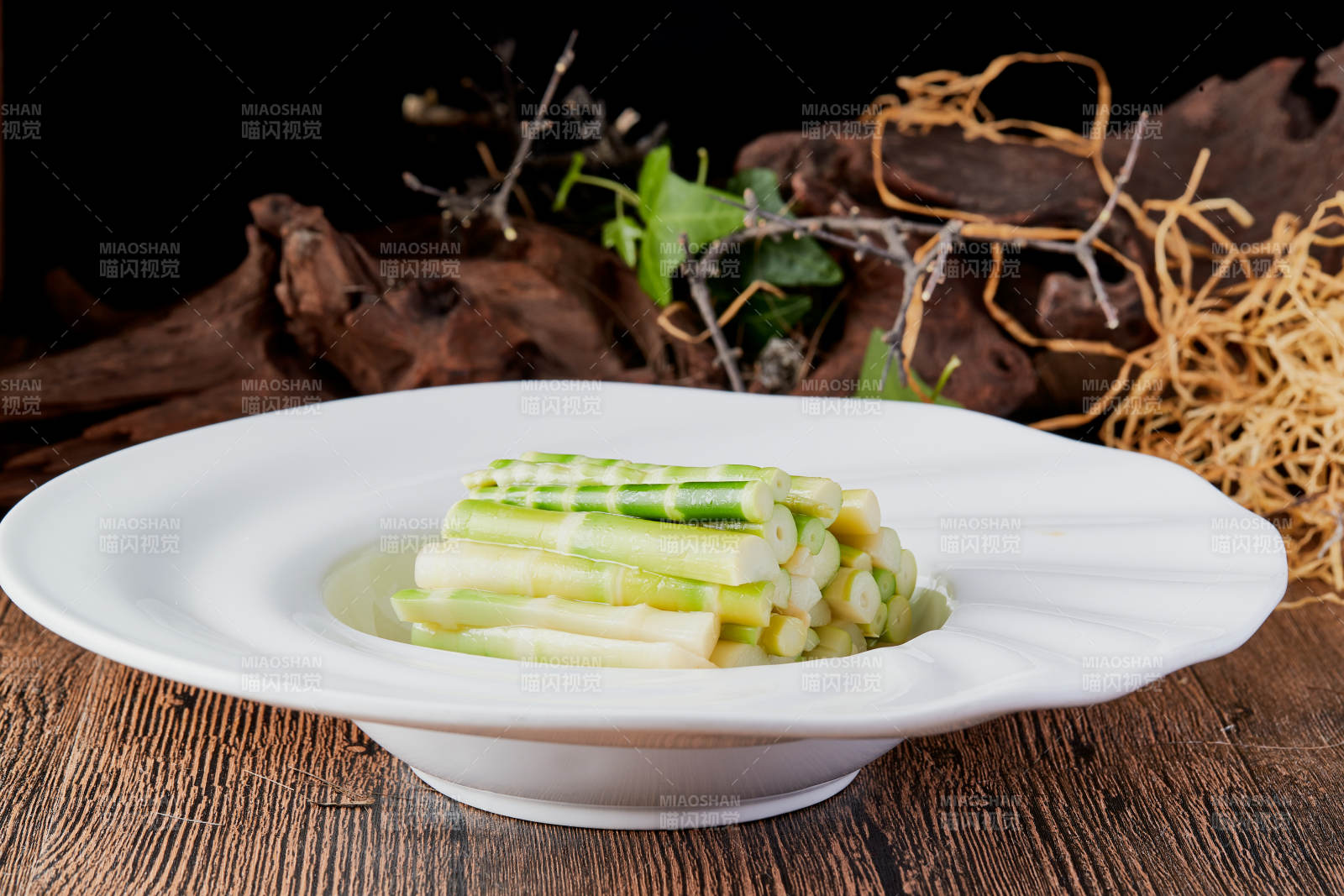 盐水嫩春笋图片