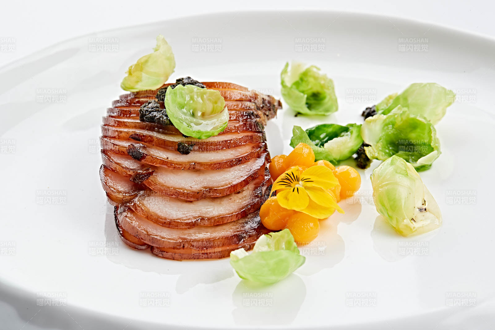 白色瓷盘装的富贵秘制叉烧肉图片