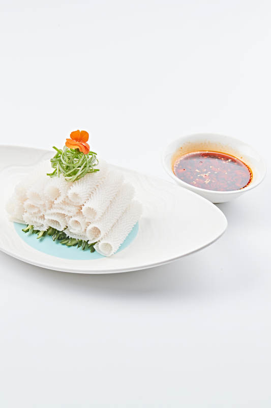 白色瓷盘装的红油墨鱼卷图片