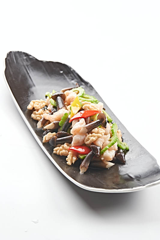 精美餐具装的鸡枞菌鲜桃仁小炒大虾仁图片