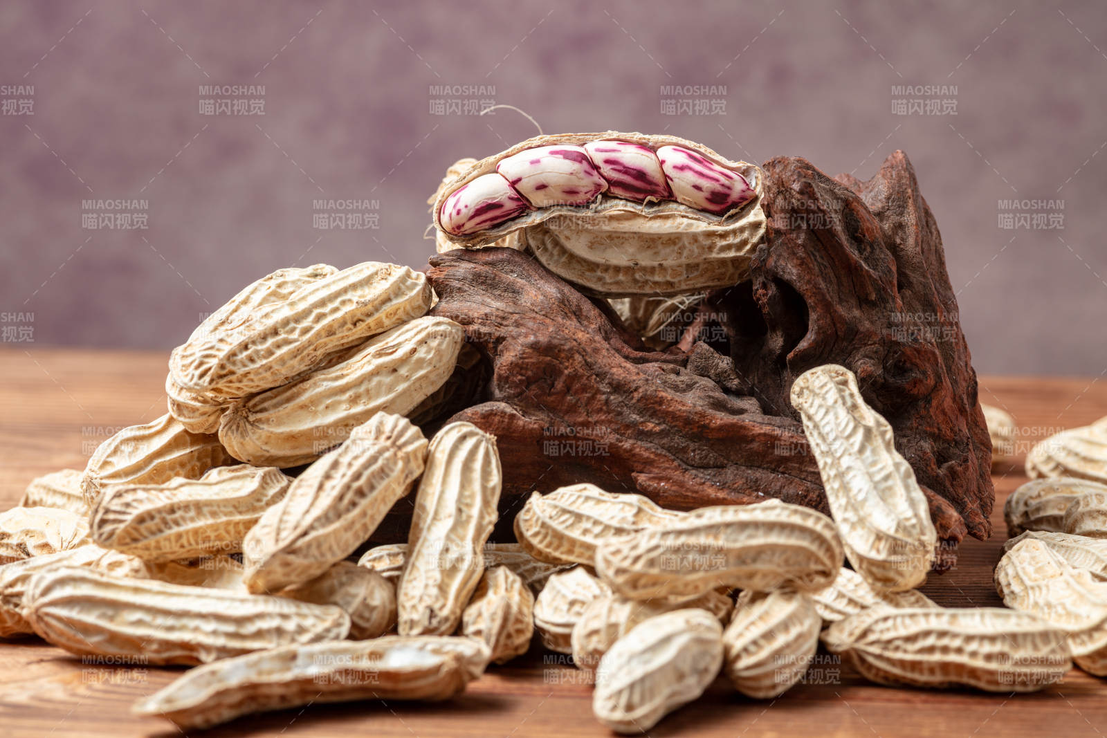 花生堆叠木块上图片