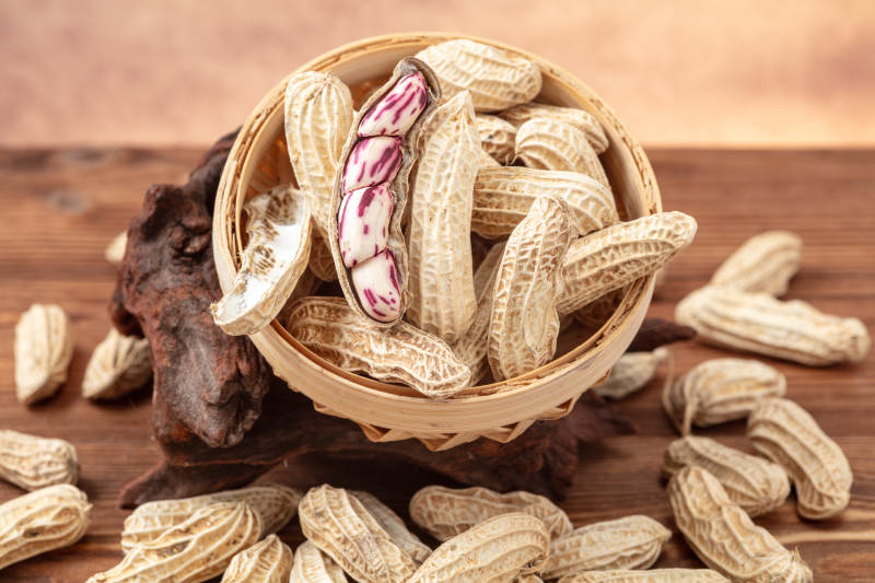 花生满溢竹篮中图片