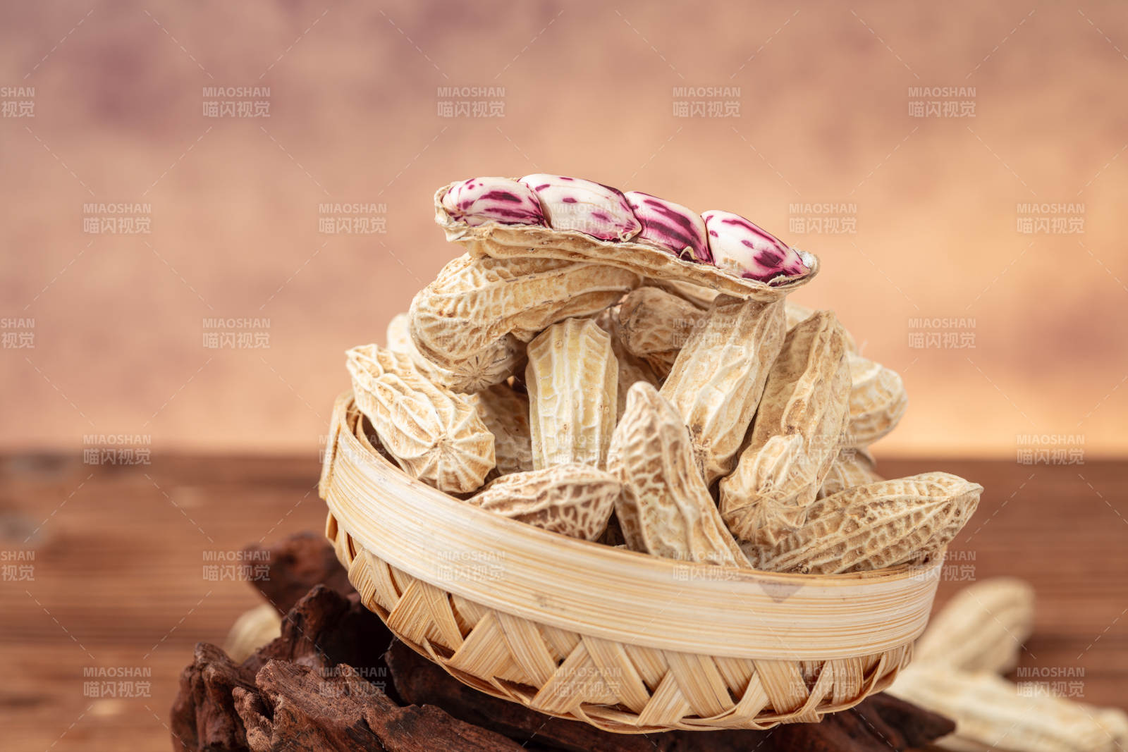 花生堆满竹篮图片