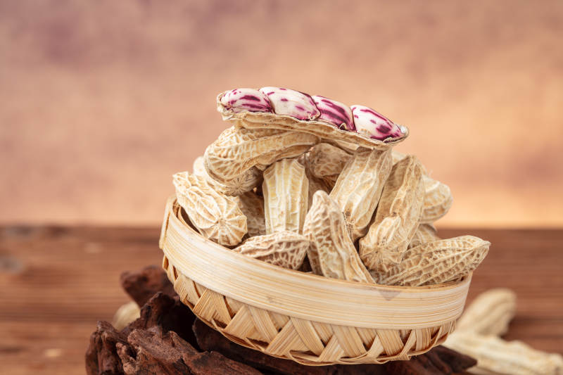 花生堆满竹篮图片