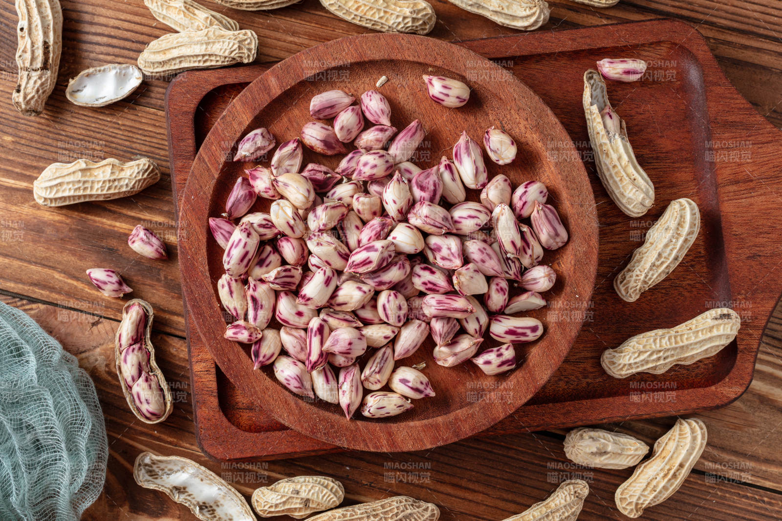 花生仁与壳摆盘图片