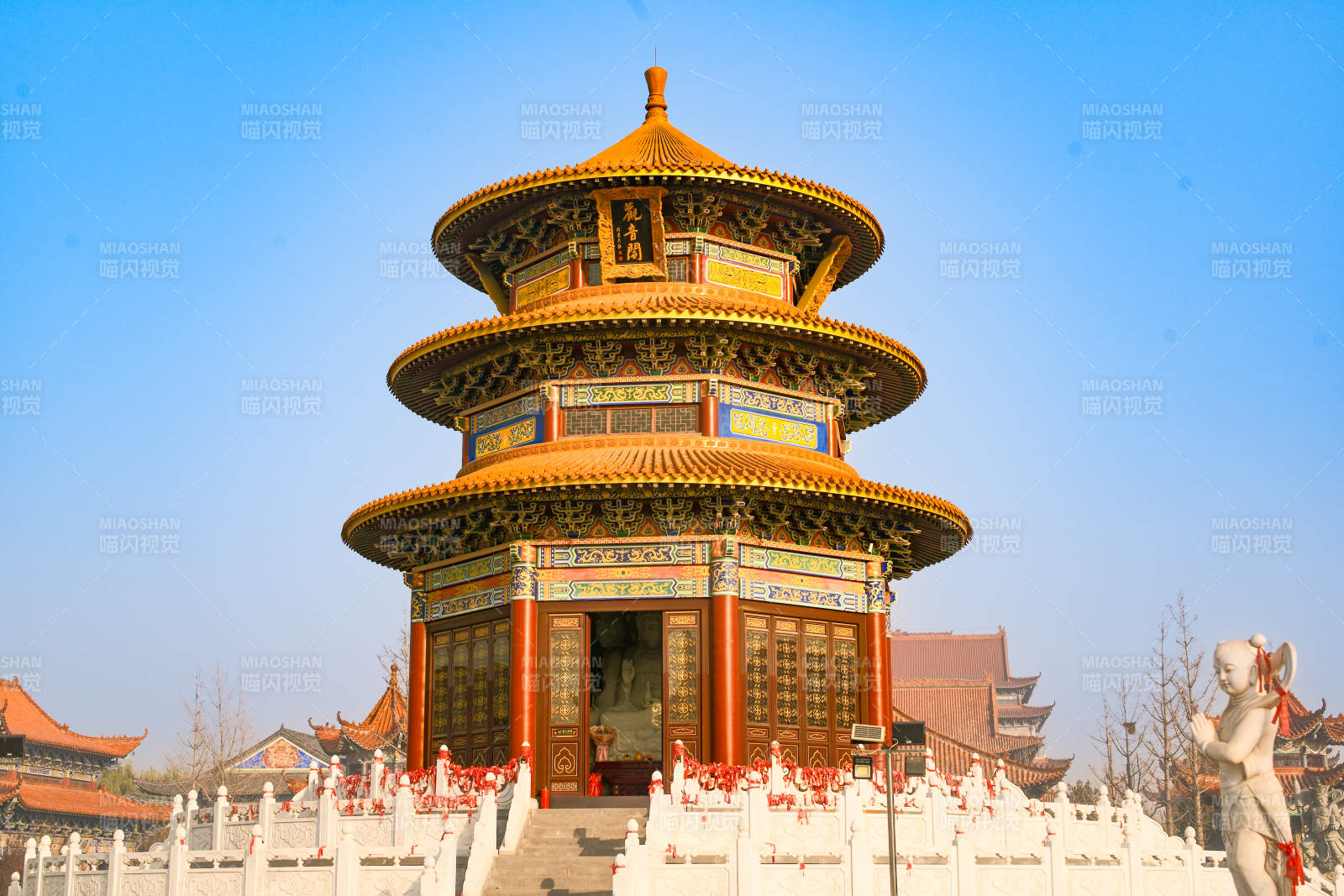 大悲禅寺观音阁—金顶宝塔映蓝天图片