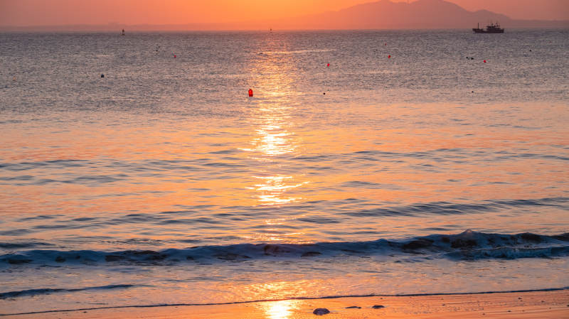 泉州夕阳海面波光粼粼图片