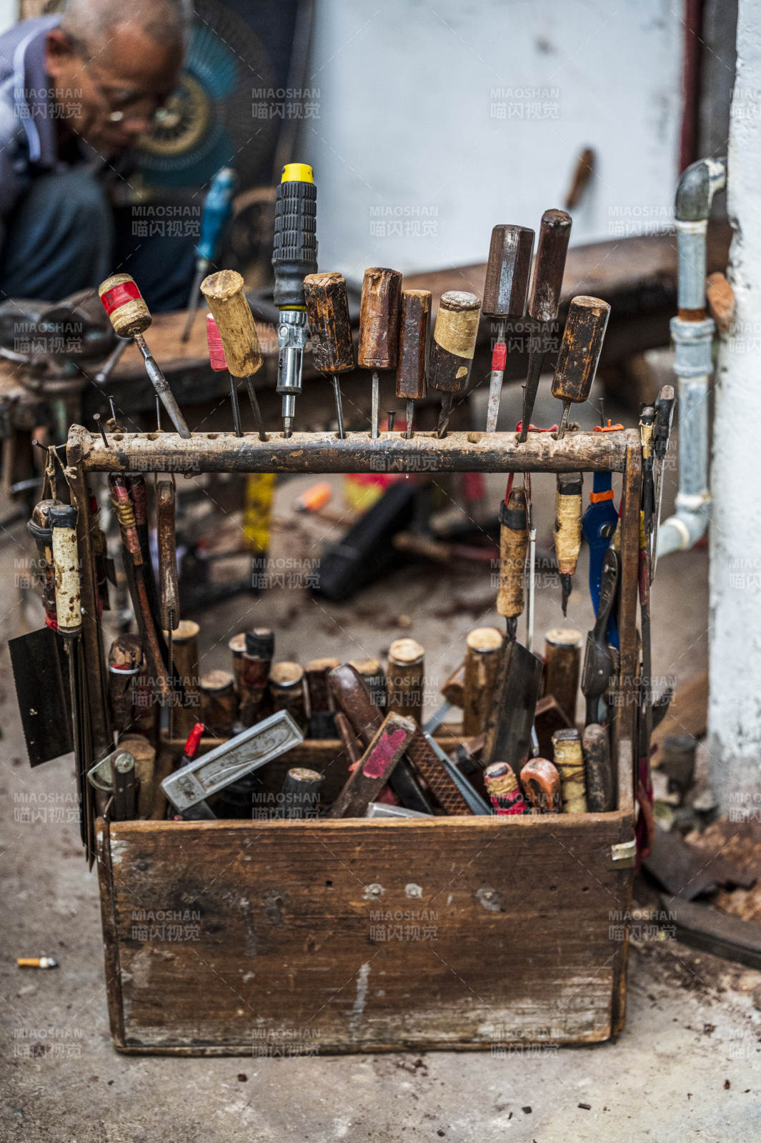 旧木箱里的工具图片
