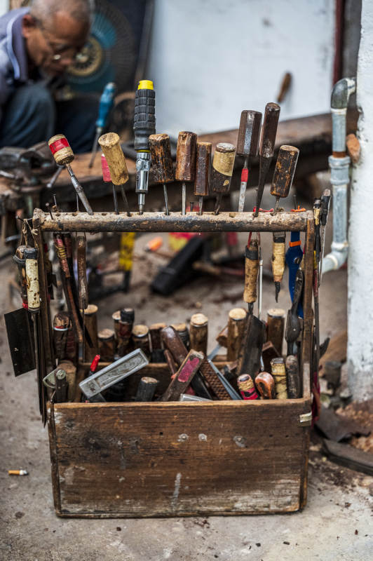 旧木箱里的工具图片