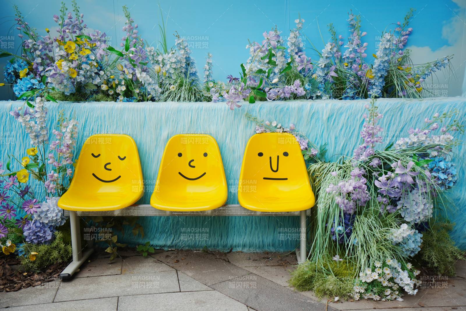 笑脸长椅花丛中图片