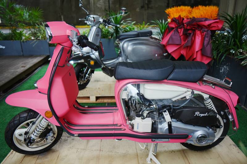 店门口的粉色复古踏板车图片