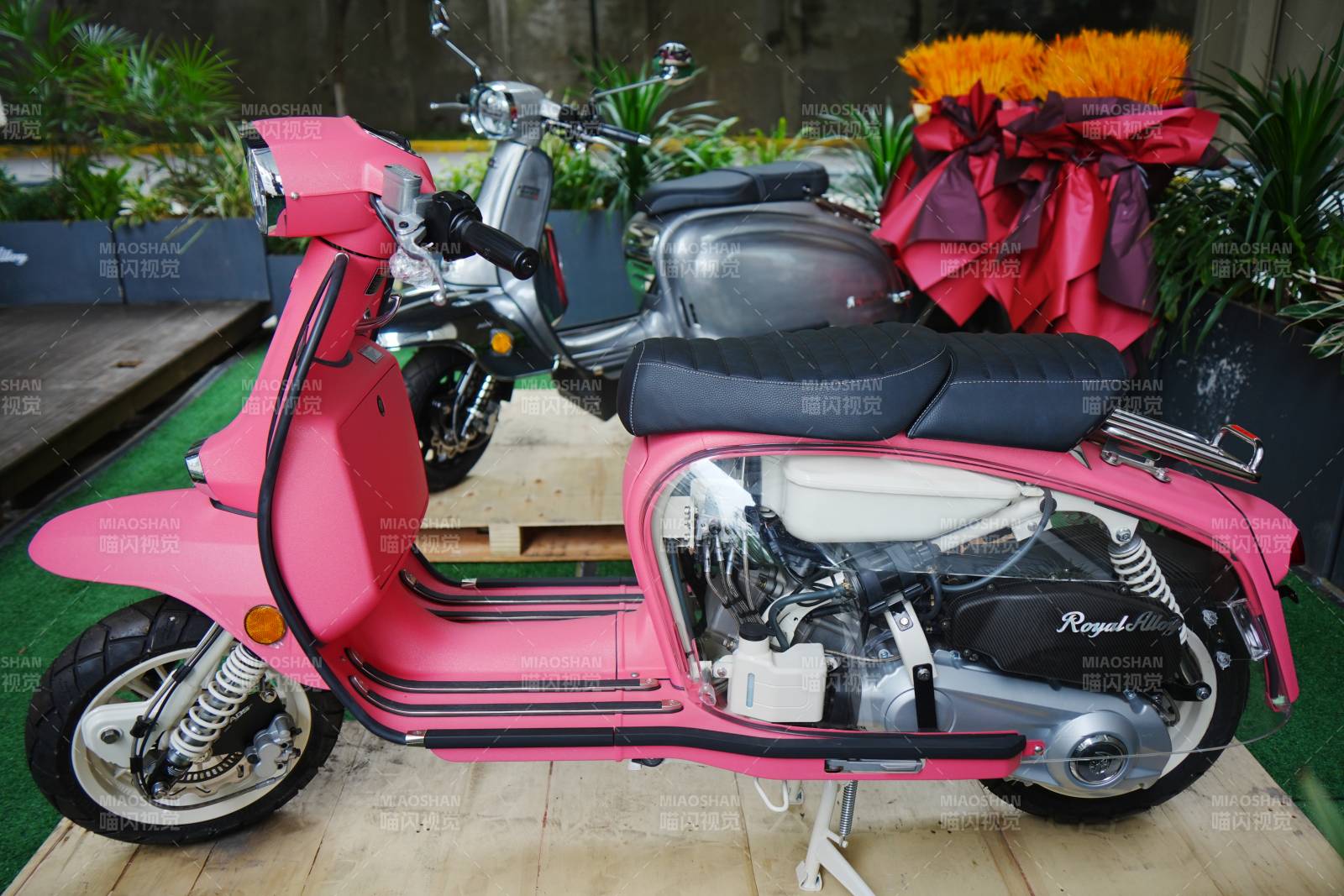 店门口的粉色复古踏板车图片