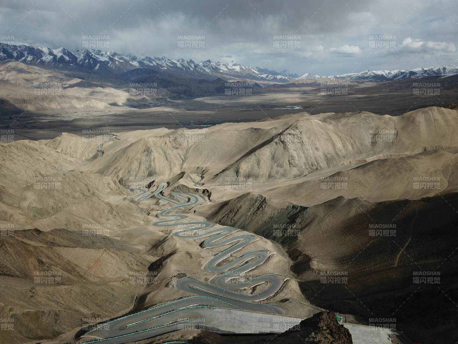 新疆蜿蜒山路入云间图片