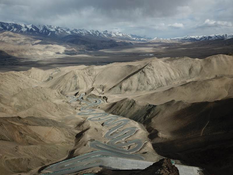 新疆蜿蜒山路入云间图片