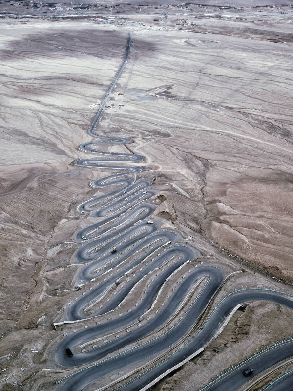 新疆蜿蜒公路穿越荒漠图片