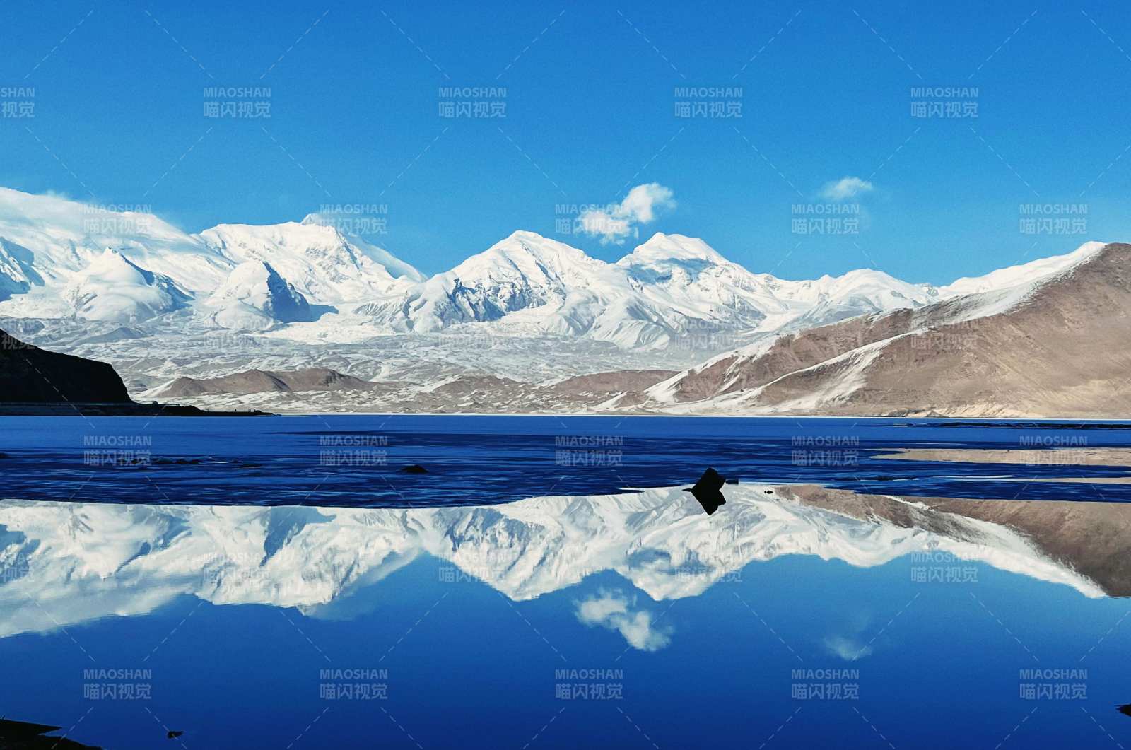 新疆雪山倒影湖中图片