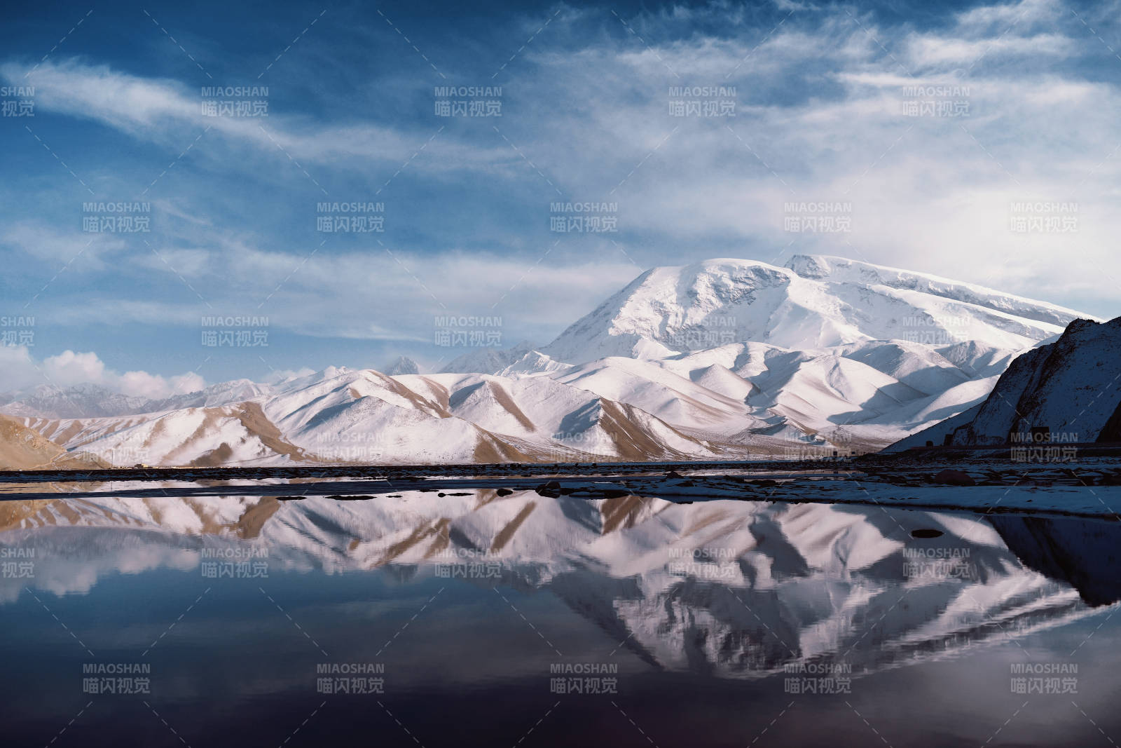 慕士塔格雪山倒影湖中图片