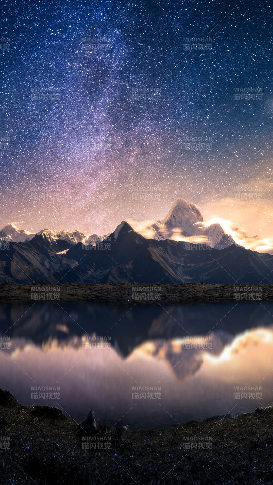 贡嘎星河映雪山图片