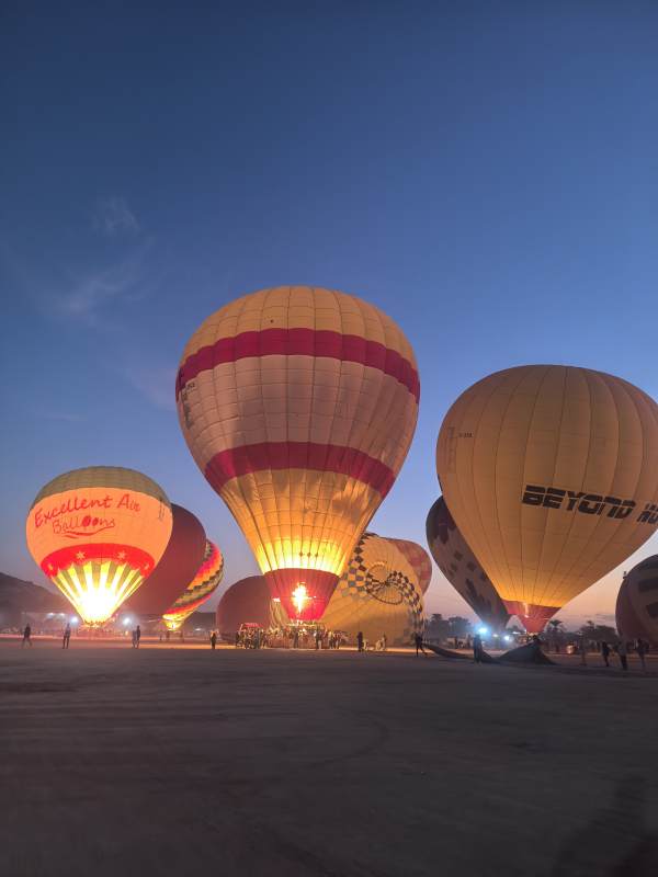 清晨的热气球升空地图片