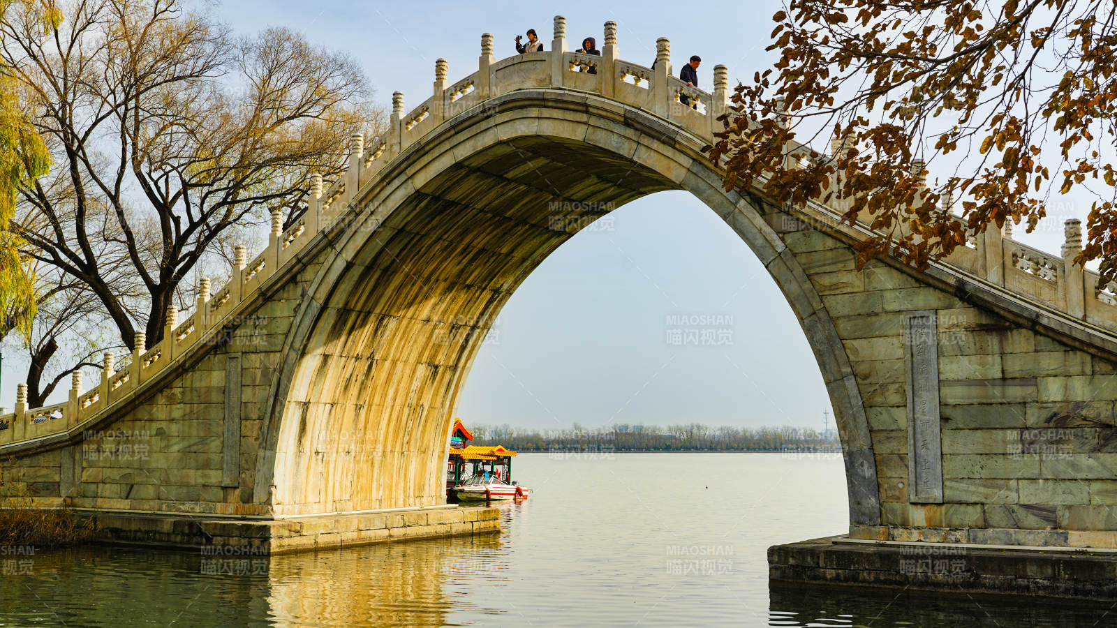 颐和园玉带桥拱桥映湖景图片