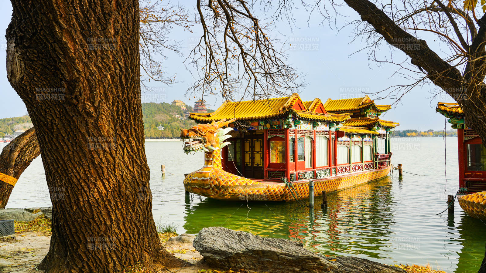 颐和园昆明湖上龙舟静泊图片