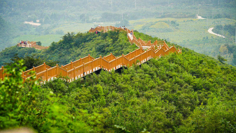北京门头沟港石村山间栈道蜿蜒绿野图片