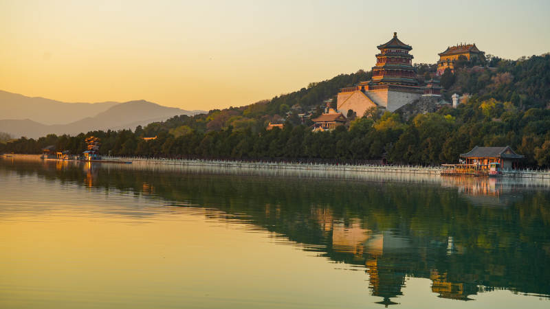 颐和园湖光山色映古塔图片