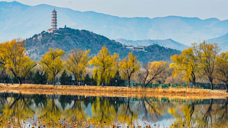 北京西山秋湖塔影图片