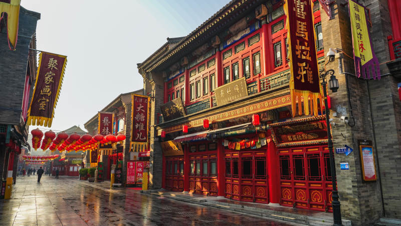 天津古街红墙映朝阳图片