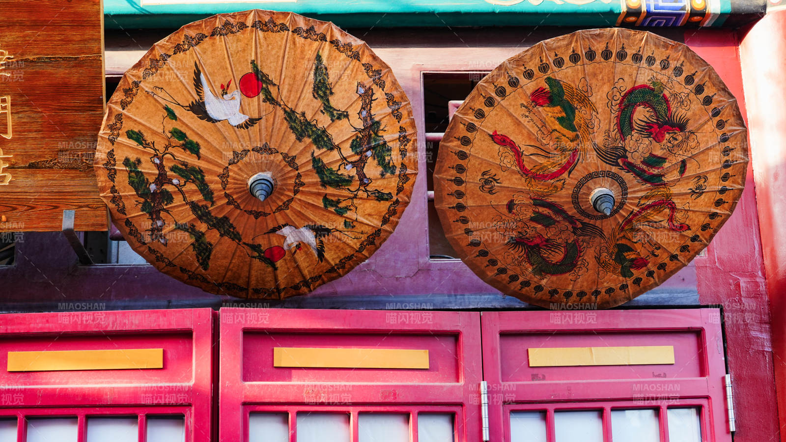 天津文化街彩绘油纸伞装饰门楣图片